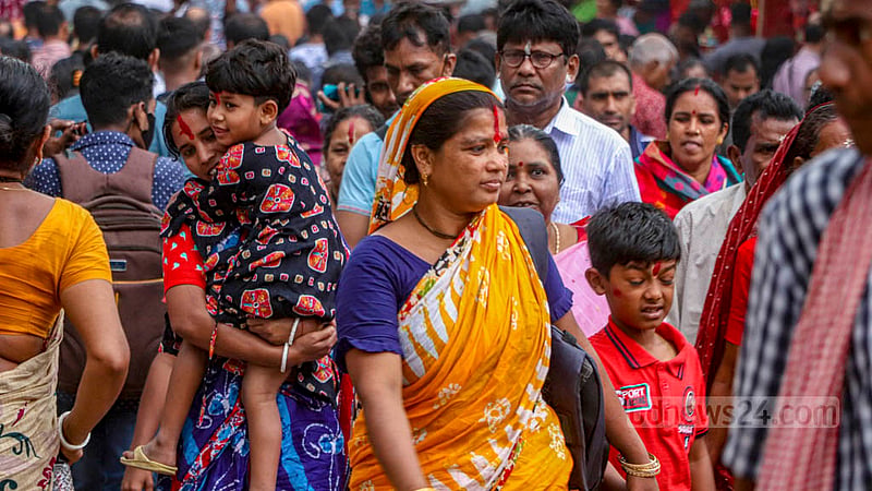 Hindu devotees participate in a ritual bath at Narayanganj’s Langalband on Wednesday, Mar 29, 2023. Photo: Shohrab Hossain Titu