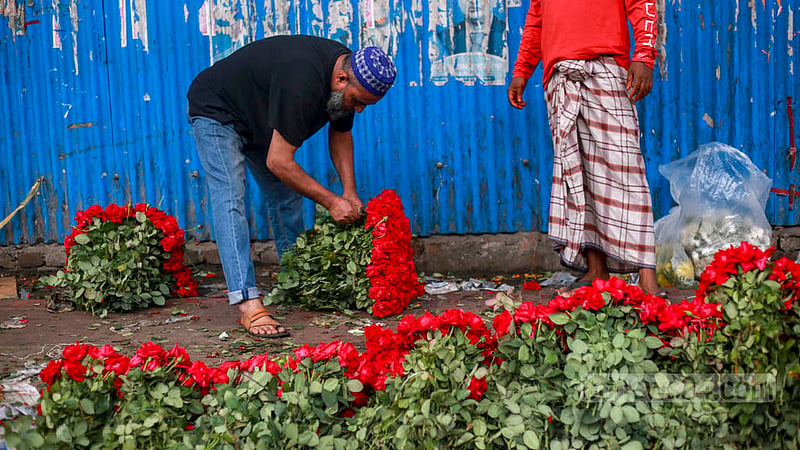 Roses of different sizes and prices from different parts of the country dominate the morning wholesale flower market in Dhaka’s Shahbagh. The price for a bouquet of 100 roses starts at Tk 350. Photo: Tawhiduzzaman Tapu
