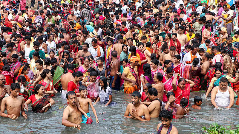 Hindu devotees throng the Brahmaputra River in Narayanganj’s Langalband to wash away their sins through what they believe is a sacred bath. Photo: Shohrab Hossain Titu