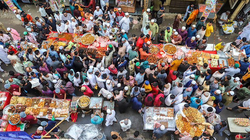 People from across the capital come to Old Dhaka’s Chawkbazar for traditional Iftar items on the first day of Ramadan on Friday, Mar 24, 2023. Photo: Asif Mahmud Ove
