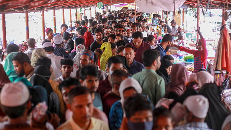 People throng the footbridge at New Market in Dhaka during an Eid shopping spree on Friday, Mar 31, 2023. Photo: Tawhiduzzaman Tapu