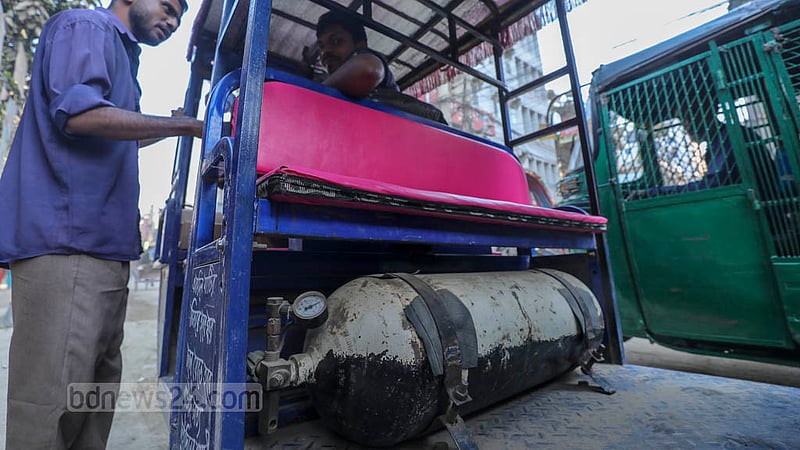Battery-operated autorickshaws in Dhaka's Basabo area are now using CNG cylinders instead of batteries and are transporting passengers to Nandipara without permission. Many of these autorickshaws have got their CNG cylinders repainted to make them look new. Photo: Asif Mahmud Ove