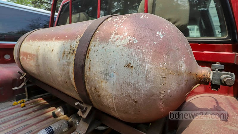 The cylinder of another CNG-powered government vehicle parked on the road in front of the secretariat in Dhaka was not replaced despite clear instructions last year, though it is labelled with an expiry date. Photo: Asif Mahmud Ove