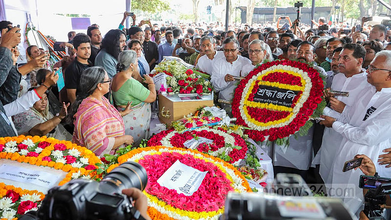 BNP Secretary General Mirza Fakhrul Islam Alamgir leads his party to pay tributes to Dr Zafrullah Chowdhury at the Central Shaheed Minar in Dhaka on Thursday, Apr 13, 2023. Photo: Asif Mahmud Ove