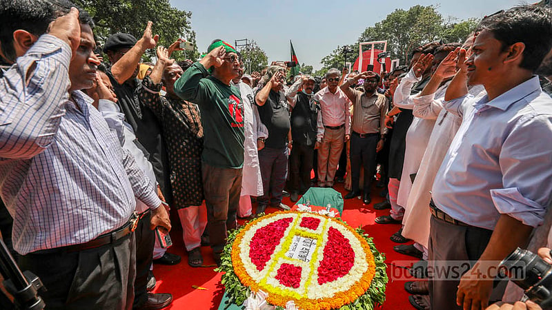 A group of freedom fighters honour Dr Zafrullah Chowdhury with salutations at the Central Shaheed Minar in Dhaka on Thursday, Apr 13, 2023. Photo: Asif Mahmud Ove