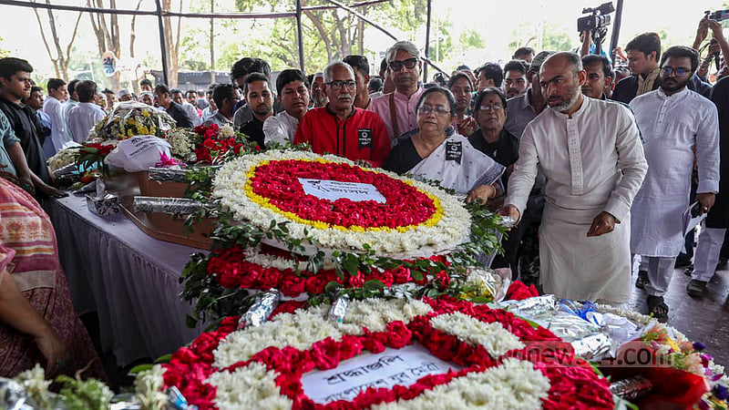 People from different walks of life, organisations and political parties pay their last respects to Dr Zafrullah Chowdhury at the Central Shaheed Minar in Dhaka on Thursday, Apr 13, 2023. Photo: Asif Mahmud Ove