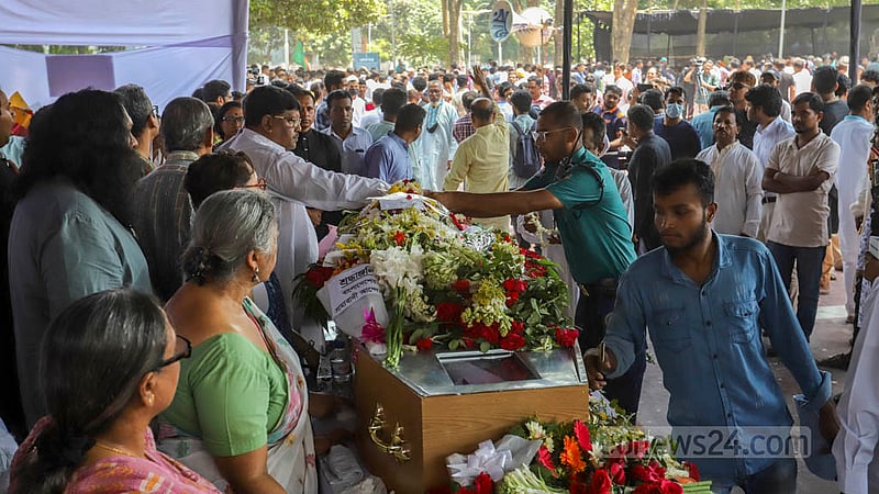 People of all professions pay tribute to Dr Zafrullah Chowdhury at the Central Shaheed Minar in Dhaka on Thursday, Apr 13, 2023. Photo: Asif Mahmud Ove