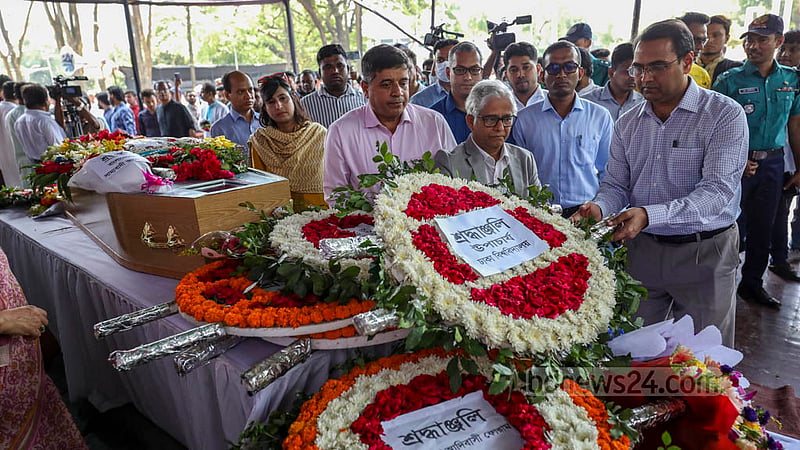 Dhaka University Vice-Chancellor Md Akhtaruzzaman pays respects to Dr Zafrullah Chowdhury at the Central Shaheed Minar in Dhaka on Thursday, Apr 13, 2023. Photo: Asif Mahmud Ove