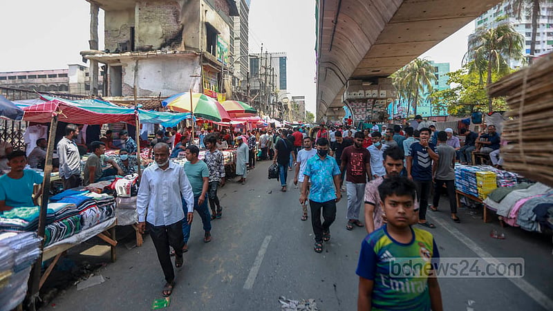 Bangabazar traders have started selling products on the footpaths next to the burnt-down clothing marketplace and the place below Mayor Hanif flyover. Photo: Tawhiduzzaman Tapu