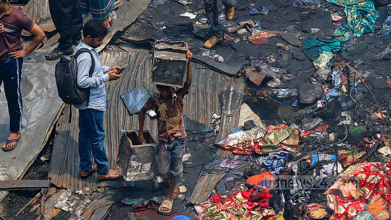 Alongside the adults, children can be seen searching through the Bangabazar debris. Photo: Mahmud Zaman Ovi