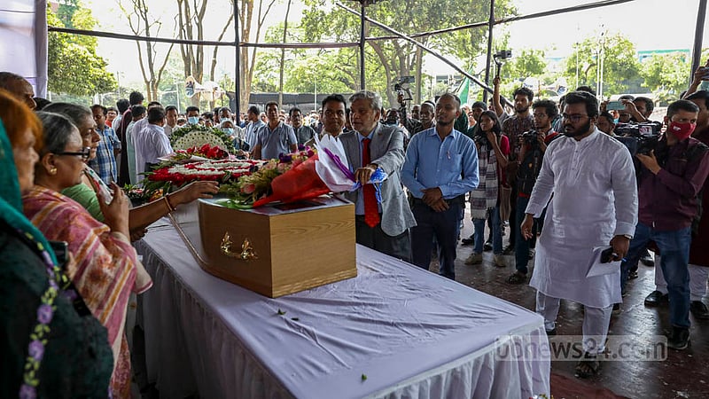 Planning Minister MA Mannan pays his last respects to Dr Zafrullah Chowdhury at the Central Shaheed Minar in Dhaka on Thursday, Apr 13, 2023. Photo: Asif Mahmud Ove