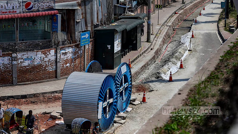 Dhaka Power Distribution Company Ltd is implementing a project to lay underground cables on the service lane from the Rampura Mohanagar Project in Dhaka’s Hatirjheel to Moghbazar. The 132 Kv underground cables are being laid under the Hatirjheel road in Dhaka.
