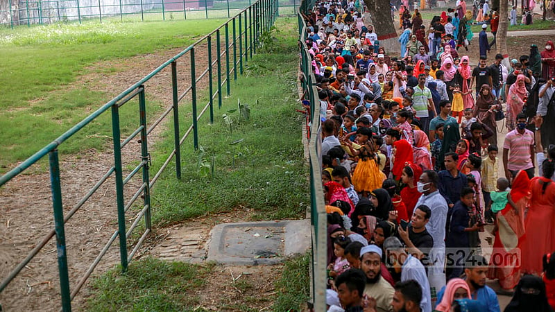 Visitors crowd outside the giraffe’s cage in Mirpur zoo. Photo: Tawhiduzzaman Tapu
