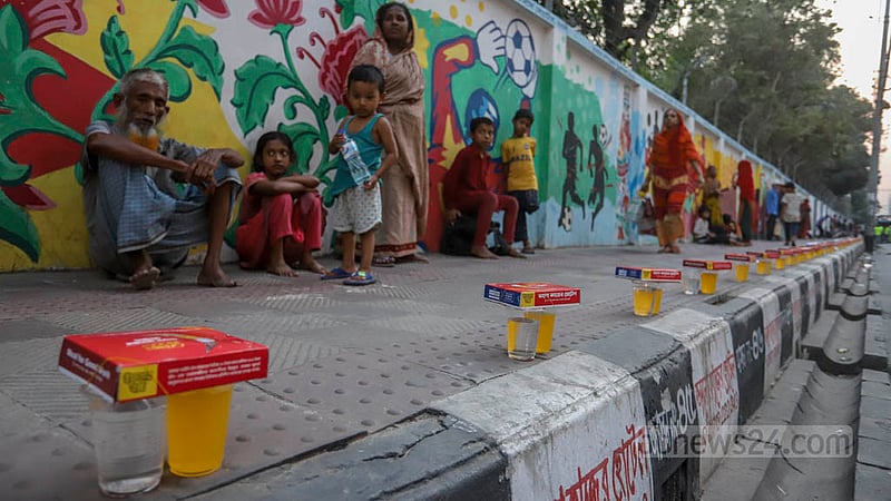 As many as 200 homeless people or those with a low-income can have Iftar daily at Banani 11 in Dhaka as part of ‘Valo Kajer Hotel’, an initiative of volunteers’ group Youth for Bangladesh. Photo: Asif Mahmud Ove