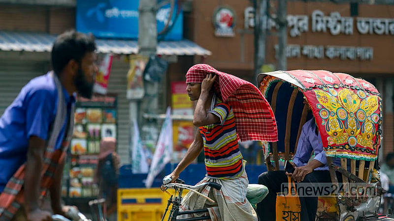 A rickshaw-puller pedals his three-wheeler carrying passengers amid extreme heat in Dhaka’s Fakirapool on Monday, Apr 17, 2023. Photo: Mahmud Zaman Ovi