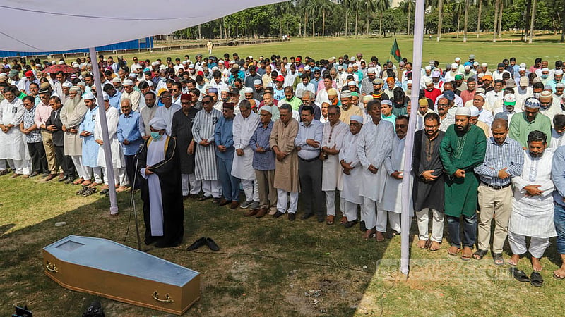People attend the funeral prayers for Dr Zafrullah Chowdhury at the Suhrawardy Udyan in Dhaka after paying their last respects to the founder of the Gonoshasthaya Kendra on Thursday, Apr 13, 2023. Photo: Asif Mahmud Ove