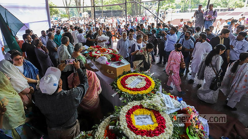 People of all professions pay tribute to Dr Zafrullah Chowdhury at the Central Shaheed Minar in Dhaka on Thursday, Apr 13, 2023. Photo: Asif Mahmud Ove