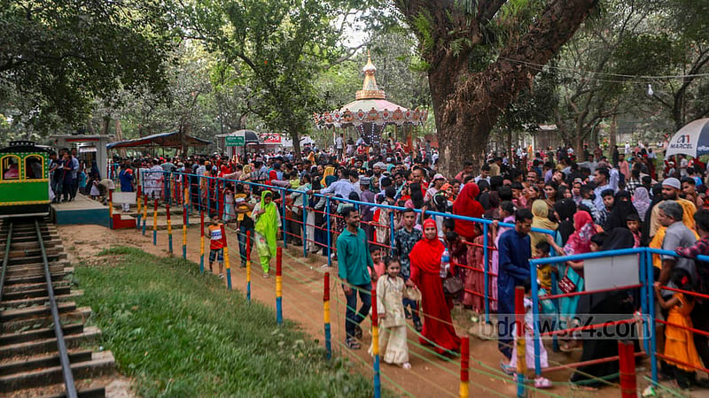 People wait in long queues to ride a train at an amusement park inside Mirpur zoo in Dhaka on Sunday, Apr 23, 2023, a day after Eid-ul-Fitr. Photo: Tawhiduzzaman Tapu