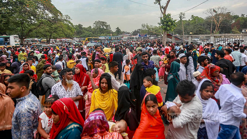 People from all age groups crowded the National Zoo in Dhaka’s Mirpur on Sunday, Apr 23, 2023, a day after Eid-ul-Fitr. Photo: Tawhiduzzaman Tapu