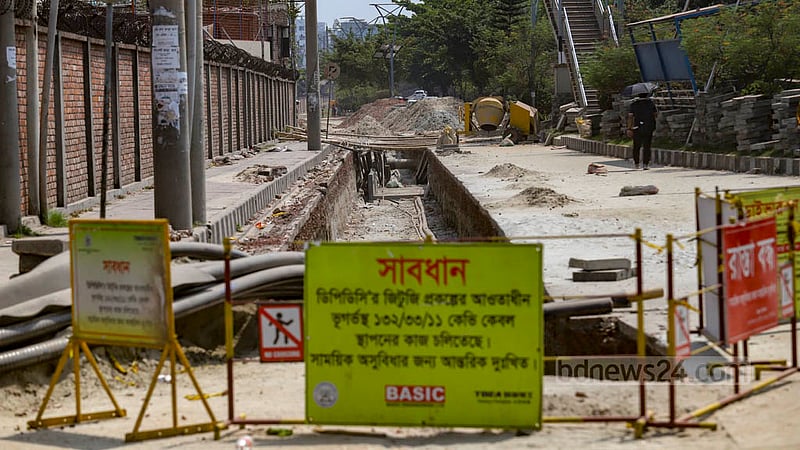 The authorities put up a sign closing the road as the installation of underground cables by DPDC is ongoing on a service lane at the Rampura-Moghbazar part of Dhaka’s Hatirjheel.