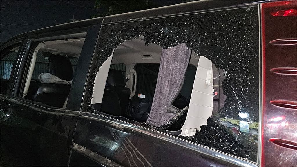 Armed gang robs homebound microbus passengers stuck in Gazipur traffic before Eid