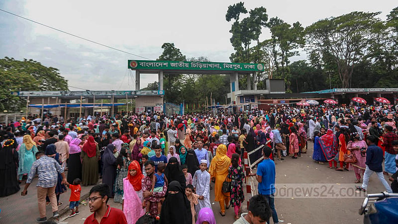 Visitors line up to enter Mirpur zoo in Dhaka on Sunday, Apr 23, 2023, a day after Eid-ul-Fitr. Photo: Tawhiduzzaman Tapu