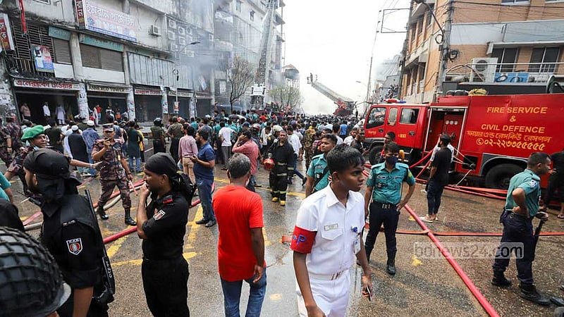 Law enforcers rush to Dhaka’s Bangabazar after a devastating fire on Tuesday, Apr 4, 2023. Photo: Asif Mahmud Ove