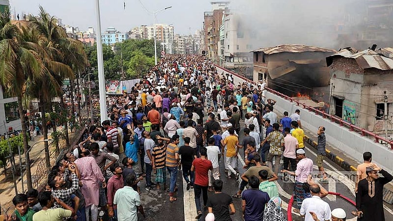 A crowd gathers at the Mayor Mohammed Hanif Flyover next to Dhaka’s Bangabazar after a massive fire breaks out on Tuesday, Apr 4, 2023. Photo: Asif Mahmud Ove
