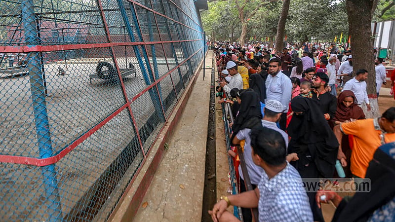 Visitors crowd outside the monkey cage in Mirpur zoo. Photo: Tawhiduzzaman Tapu