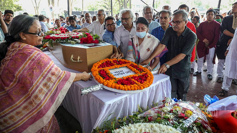 People from different walks of life, organisations and political parties pay their last respects to Dr Zafrullah Chowdhury at the Central Shaheed Minar in Dhaka on Thursday, Apr 13, 2023. Photo: Asif Mahmud Ove