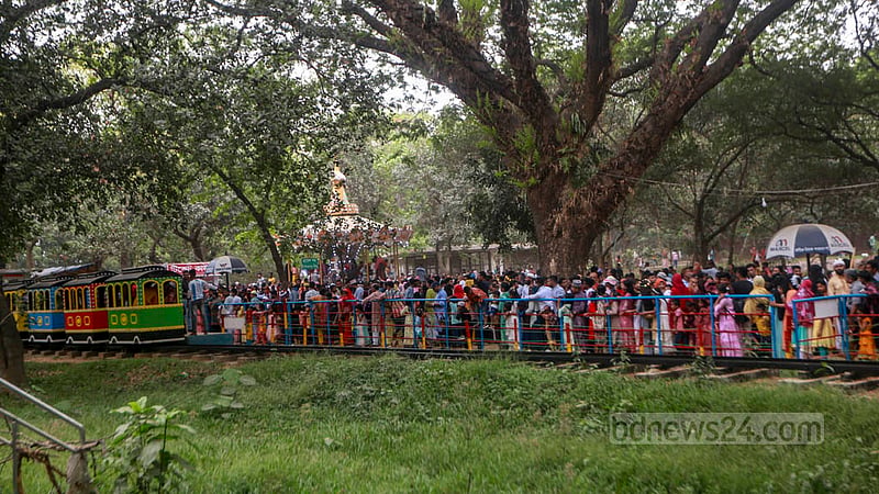 People wait in long queues to ride a train at an amusement park inside Mirpur zoo in Dhaka on Sunday, Apr 23, 2023, a day after Eid-ul-Fitr. Photo: Tawhiduzzaman Tapu