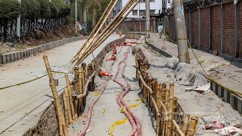 The service lane on the Rampura-Moghbazar part of Hatirjheel has been closed for more than a month due to the installation of the underground cable by the DPDC. The project will take several more months to complete, an official said.