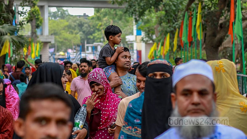 A child visits the National Zoo in Dhaka’s Mirpur on Sunday, Apr 23, 2023, a day after Eid-ul-Fitr. Photo: Tawhiduzzaman Tapu