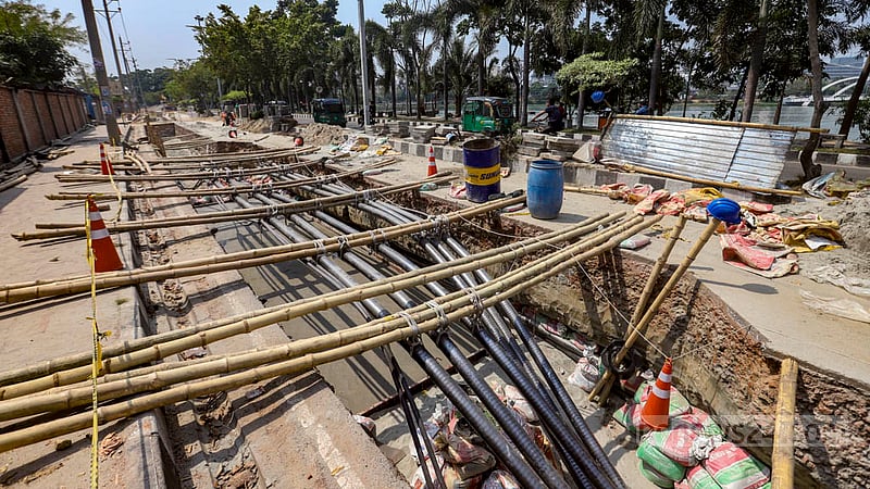 The service lane on the Rampura-Moghbazar part of Hatirjheel has been closed for more than a month due to the installation of the underground cable by the DPDC. The project will take several more months to complete, an official said.