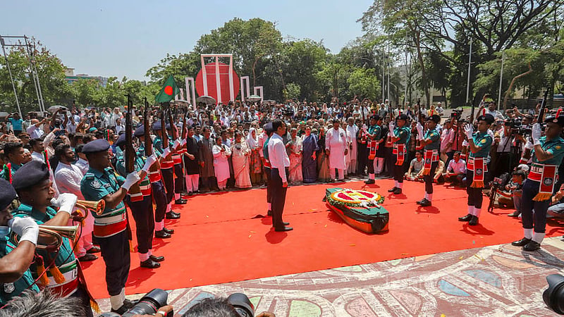 The state honours Dr Zafrullah Chowdhury with national salutations at the Central Shaheed Minar in Dhaka on Thursday, Apr 13, 2023. Photo: Asif Mahmud Ove