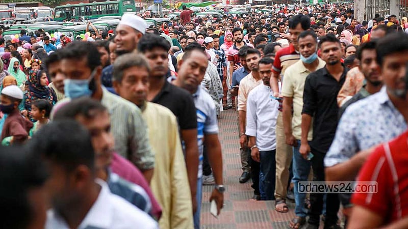 A view of crowds at the ticket counters of Mirpur zoo in Dhaka on Sunday, Apr 23, 2023, a day after Eid-ul-Fitr. Photo: Tawhiduzzaman Tapu