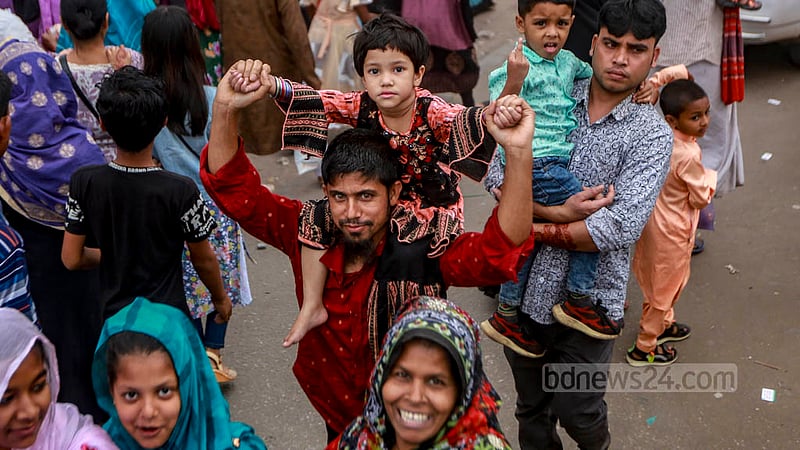 A child visits the National Zoo in Dhaka’s Mirpur on Sunday, Apr 23, 2023, a day after Eid-ul-Fitr. Photo: Tawhiduzzaman Tapu