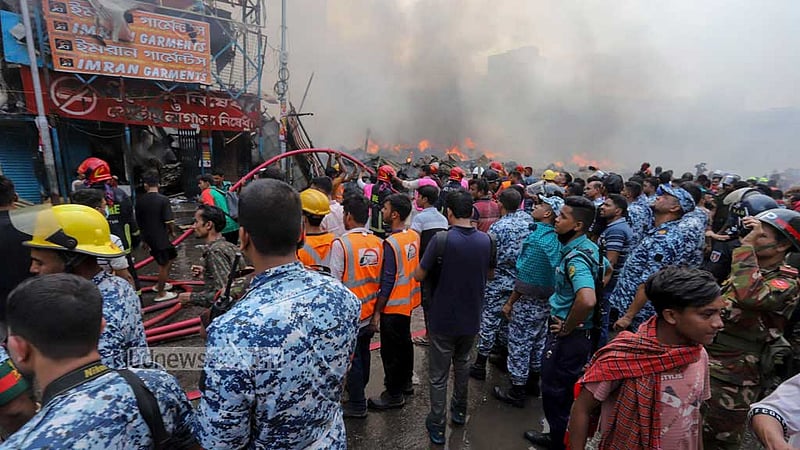 Law enforcers rush to Dhaka’s Bangabazar after a devastating fire on Tuesday, Apr 4, 2023. Photo: Asif Mahmud Ove
