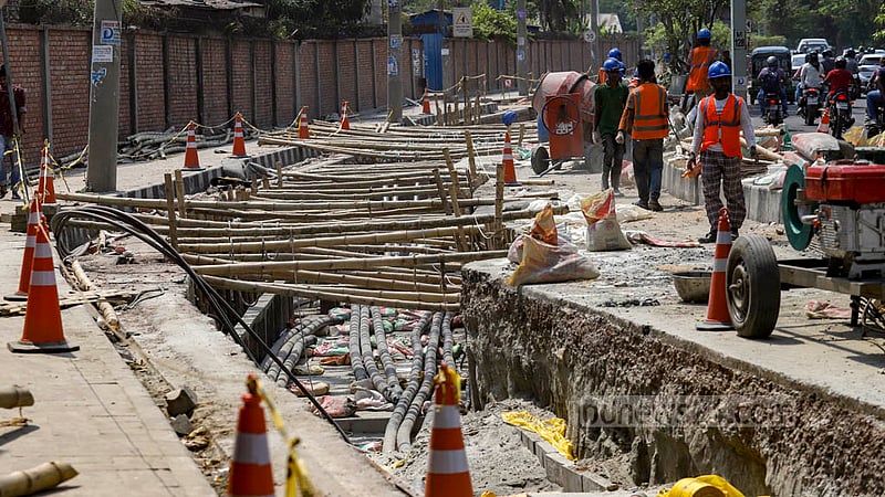 The authorities put up a sign closing the road as the installation of underground cables by DPDC is ongoing on a service lane at the Rampura-Moghbazar part of Dhaka’s Hatirjheel.
