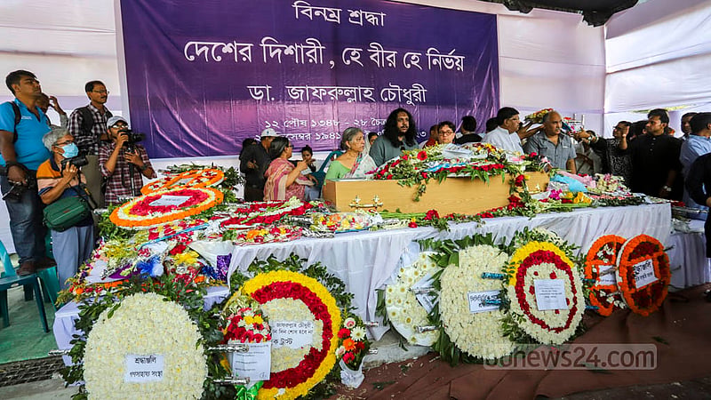 People from all spheres of society pay their last respects to Dr Zafrullah Chowdhury, a freedom fighter and the founder trustee of Gonoshasthaya Kendra, at the Central Shaheed Minar in Dhaka on Thursday, Apr 13, 2023. Photo: Asif Mahmud Ove