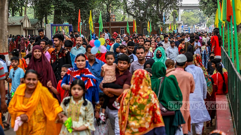 People from all age groups crowded the National Zoo in Dhaka’s Mirpur on Sunday, Apr 23, 2023, a day after Eid-ul-Fitr. Photo: Tawhiduzzaman Tapu