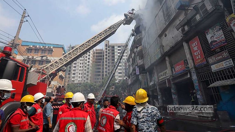 Firefighters attempt to bring the blaze at Dhaka’s Bangabazar under control on Tuesday, Apr 4, 2023. Photo: Asif Mahmud Ove