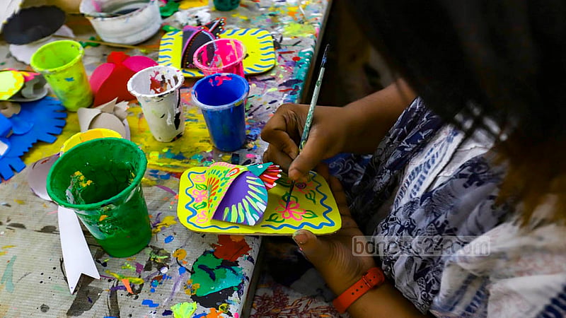 Students of Dhaka University’s Faculty of Fine Arts preparing for the Mangal Shobhajatra procession. Photo: Mahmud Zaman Ovi