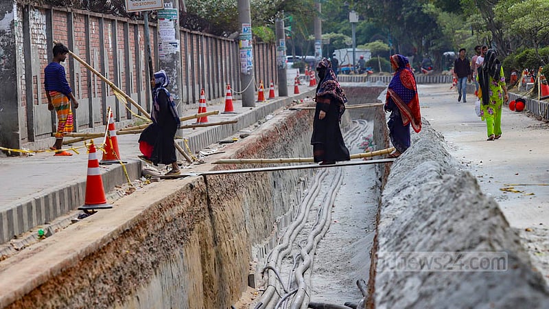 A huge service lane has been dug up in Dhaka’s Hatirjheel to install DPDC cables.
