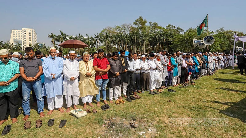 People attend the funeral prayers for Dr Zafrullah Chowdhury at the Suhrawardy Udyan in Dhaka after paying their last respects to the founder of the Gonoshasthaya Kendra on Thursday, Apr 13, 2023. Photo: Asif Mahmud Ove