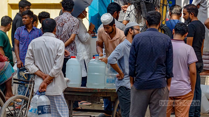 Water supplied by WASA is not drinkable at all due to a strong foul smell, and many residents cannot boil the water due to a gas crisis. At Banasree, people line up at a water ATM booth to get drinking water. Photo: Mahmud Zaman Ovi