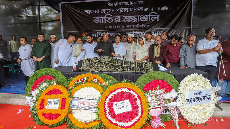 People bid their final farewell to actor Akbar Hossain Pathan Farooque with flowers at the Central Shaheed Minar on Tuesday, May 16, 2023. Photo: Asif Mahmud Ove