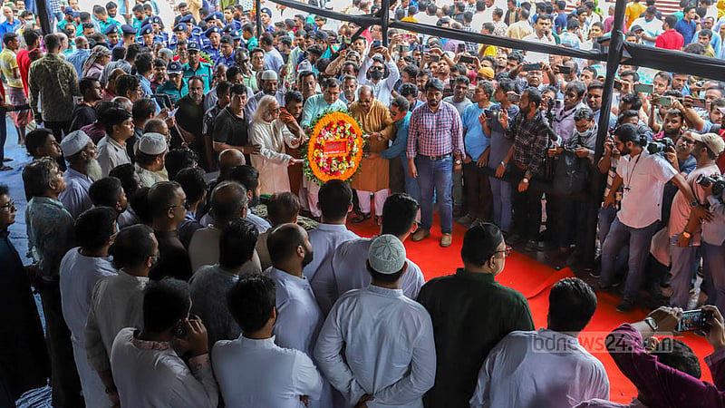 May 16: People pay their last respects to actor-turned-politician Akbar Hossain Pathan Farooque at the Central Shaheed Minar. 