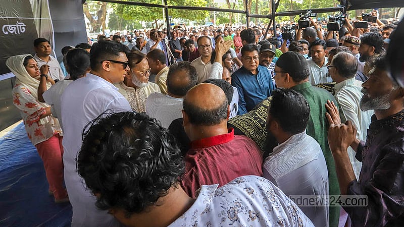 Sammilita Sangskritik Jote takes the mortal remains of Akbar Hossain Pathan Farooque from his home at Uttara to the Central Shaheed Minar so people can pay their final respects to the actor on Tuesday, May 16, 2023. Photo: Asif Mahmud Ove