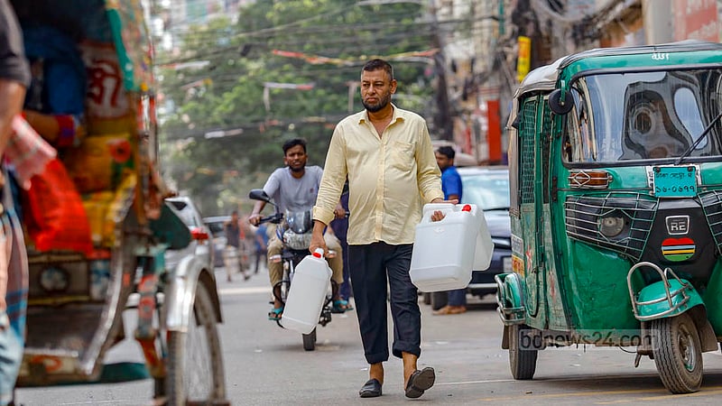 People carry pots to collect drinking water from a water ATM booth set up by WASA.
Long queues form in front of the lone water ATM booth next to the Ideal School And College in Dhaka’s Banasree. Photo: Mahmud Zaman Ovi